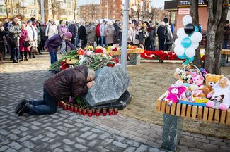 У памятного камня в сквере на месте сгоревшего торгового центра «Зимняя вишня». Кемерово, 25 марта 2019 года