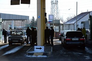 Пограничный пункт Успенка между Россией и Украиной, февраль 2015 года