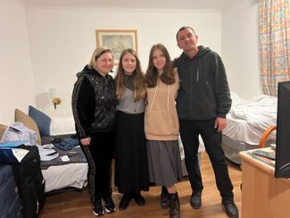 Елена с мужем и дочерьми в отеле «Кейсар» 
