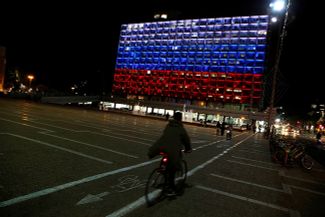 Здание мэрии Тель-Авива, подсвеченное в цвета российского флага. 3 апреля 2017 года