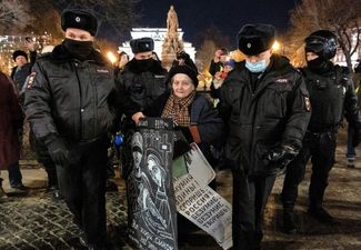 Police arresting Yelena Osipova at an anti-war protest on St. Petersburg’s Nevsky Prospect. February 27, 2022.