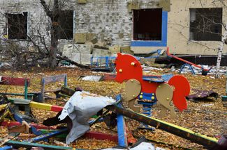 Детская площадка, разрушенная после обстрела Покровска