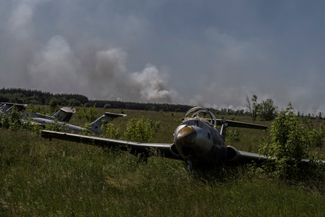 Вид на заброшенный советский аэродром в Харьковской области. На горизонте виднеется дым, поднимающийся над приграничной полосой
