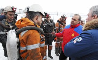 Глава МЧС Владимир Пучков встречается со спасателями у шахты «Северная», 26 февраля 2016 года
