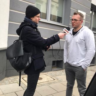 Гжегож Дашковский дает интервью польской радиостанции о сборе помощи Украине