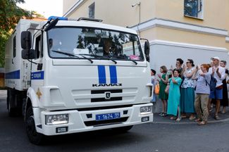 Группа поддержки Светланы Петрийчук и Жени Беркович аплодирует автозаку, в котором, вероятно, находятся осужденные. Москва, 8 июля 2024 года