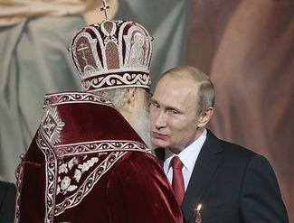 Патриарх Кирилл и Владимир Путин на пасхальном богослужении в храме Христа Спасителя. 12 апреля 2015-го