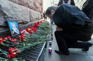 Flowers left outside St. Petersburg’s Tekhnologichesky Institut Subway Station to mourn the victims of the 2017 terrorist attack. April 3, 2019.