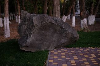 Мемориальный камень рядом с колледжем
