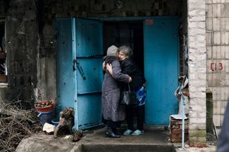 Жительница Авдеевки прощается с соседкой, которая готовится эвакуироваться