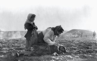 Армянка с мертвым ребенком на окраине Алеппо