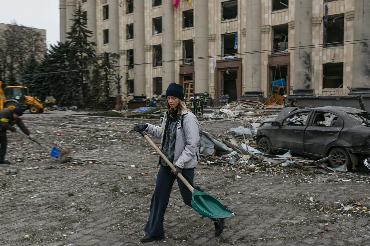 Нас освобождают только от наших домов» Россия две недели бомбит Харьков —  второй по численности город Украины. Оттуда бежали 600 тысяч человек. Вот  что рассказывают местные журналисты — Meduza