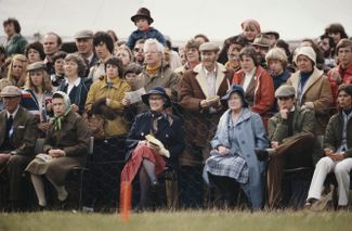 Одним из общеизвестных увлечений королевы Елизаветы II были скачки. На фото, сделанном в 1973 году, Елизавета II в компании королевы-матери и Генри Сомерсета, 10-го герцога Бофорта, наблюдает за одним из заездов в Глостершире. Генри Сомерсет входил в близкий круг Елизаветы II. Королева присутствовала на его похоронах в 1984 году