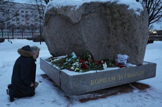 У Соловецкого камня на Троицкой площади Санкт-Петербурга