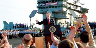 1 мая 2003 года. Тихий океан. Президент США Джордж Буш произносит речь на палубе авианосца «Авраам Линкольн». «Основная боевая операция завершена, — объявил Буш. — Соединенные Штаты и наши союзники победили в битве за Ирак». Буш добавил, что в Ираке «еще предстоит много работы», но «поворотный момент пройден».