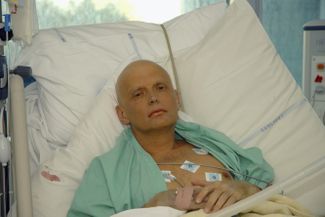 Александр Литвиненко незадолго до своей смерти от отравления полонием в больничной палате лондонской больницы. Лондон, ноябрь 2006 года