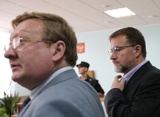 Бывший губернатор Тульской области Вячеслав Дудка (справа) после оглашения приговора
