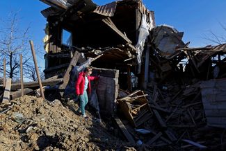 Местная жительница Светлана на руинах своего дома, который, по утверждению назначенных Россией властей, был разрушен в результате украинского обстрела. Углегорск находится под контролем российских войск