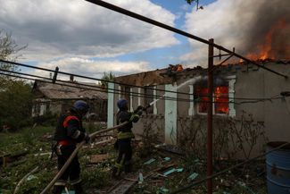 Пожарные тушат один из частных домов, разрушенных при обстреле Константиновки 12 мая