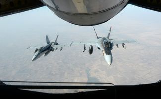 Американские истребители F/А-18E в небе над Ираком. 4 октября 2014 года