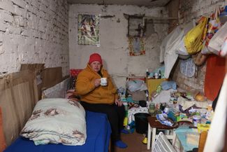 Жительница Орехова, 64-летняя Светлана, сидит в подвале своего поврежденного жилого дома. До начала войны население города составляло 15 тысяч жителей. К осени 2023 года большинство из них эвакуировались, в Орехове осталось около 700 жителей