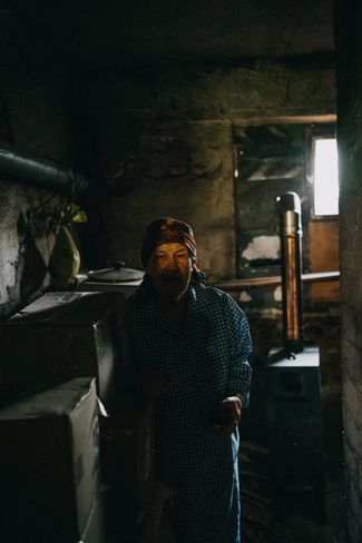86-летняя Любовь живет одна в доме в городе Лиман в Донецкой области. Поблизости нет даже ни одного работающего туалета, поэтому женщине пришлось вырыть яму перед зданием и использовать ее в качестве туалета. Любовь рассказывает, что ей некуда идти, и она хочется остаться и умереть в том месте, где похоронена ее семья. 