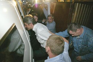 Совладелец нефтяной компании ЮКОС Платон Лебедев после ареста в Басманном городском суде, Москва, 3 июля 2003 года
