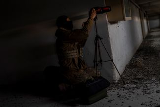 Снайпер снимает на камеру происходящее на российских позициях