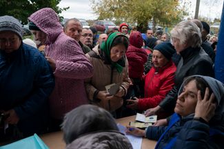 Жители села Михайло-Лукашево показывают свои документы волонтерам в пункте раздачи гуманитарной помощи. Село находится в 40 километрах к востоку от Запорожья, его, как и сам город, контролируют ВСУ