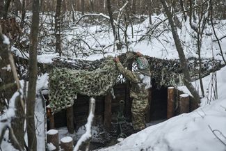 Солдат минометного взвода с 82-миллиметровым минометом выполняет боевую задачу