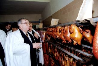 1998. Yevgeny Primakov during a visit to poultry farm in Mordovia.