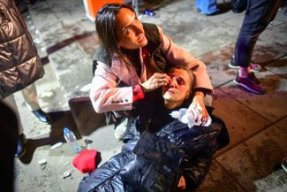 Первая помощь женщине, пострадавшей от слезоточивого газа