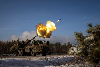 ВСУ ведут огонь по российским позициям в Донецкой области с помощью самоходной гаубицы Archer. 16 декабря 2023 года
