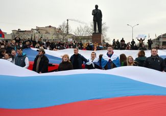 Жители Симферополя на митинге против новой власти на Украине, 1 марта 2014 года