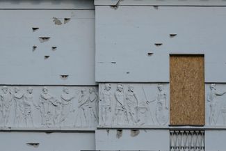 Следы от удара 10 октября 2022 года на фасаде дома учителя. Сентябрь 2023-го