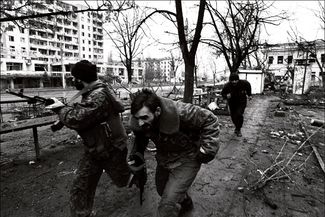 Чеченские сепаратисты бегут в укрытие. Январь 1995 года
