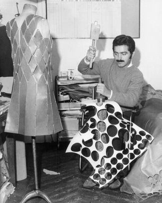 Пако Рабан в своей мастерской. Примерно 1966 год