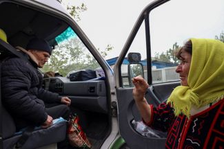 64-летняя Зоя, жительница села Святогоровка под Покровском, прощается с 76-летним Иваном перед его отъездом