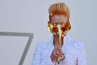 Тильда Суинтон в маске на Венецианском кинофестивале в 2020 году