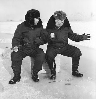 Георгий Гречко (слева) и Алексей Губарев на зимней рыбалке. 27 декабря 1978 года