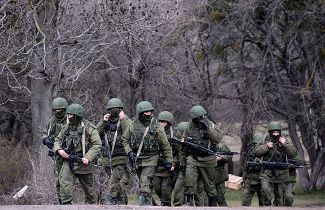 Российские военные патрулируют территорию вокруг военной базы Перевальное, Крым, март 2014-го