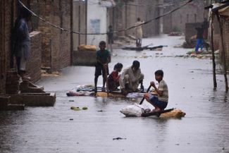 Жители миллионного Хайдарабада перемещаются на плотах по каналам, в которые превратились улицы города. С июня жертвами наводнений по всей стране стали по меньшей мере 937 человек. Более трети из них — дети