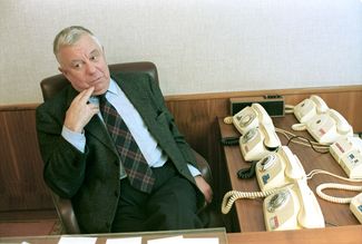 Председатель комиссии по помилованию писатель Анатолий Приставкин в своем рабочем кабинете, 7 декабря 1999 года