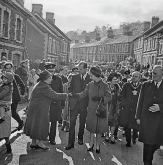 Королева Елизавета II и принц Филипп в валлийской деревне Аберфан, где в результате обвала породы рядом с угольной шахтой погибли 144 человека. 29 октября 1966 года