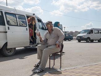 Скупщик золота и валюты у автобусной остановки в Грозном