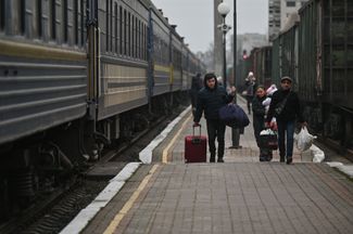 Жители Херсона на городском вокзале перед эвакуацией в более безопасные регионы Украины