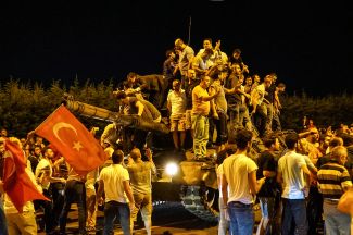Жители Стамбула на танке турецкой армии в ночь с 15 на 16 июля 2016 года, когда группа военных попыталась организовать путч против Эрдогана и его Партии справедливости и развития. Попытка была подавлена властями, заговорщики арестованы, а еще сотни тысяч людей подверглись разного рода репрессиям