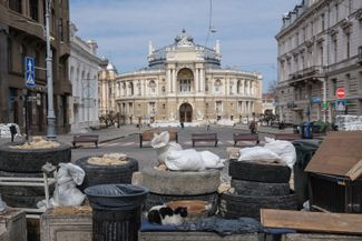 Одесский национальный академический театр оперы и балета — один из символов города — за баррикадой