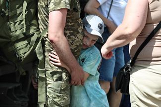 Несмотря на активные боевые действия на востоке Украины, у бойцов ВСУ остается возможность видеться с родными и близкими. Для этого многие из них приезжают в Краматорск Донецкой области