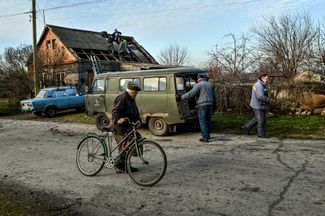 Жители села Степное Запорожской области чинят крышу частного дома после попадания в нее российской ракеты